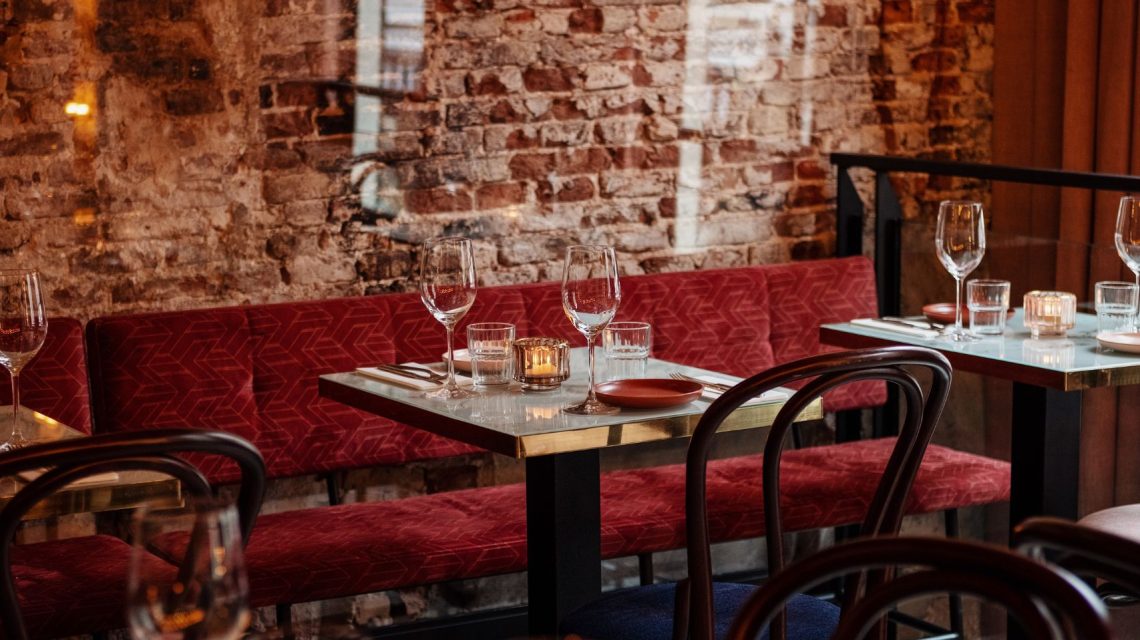 Ingedekte tafel binnen bij Bar Basta