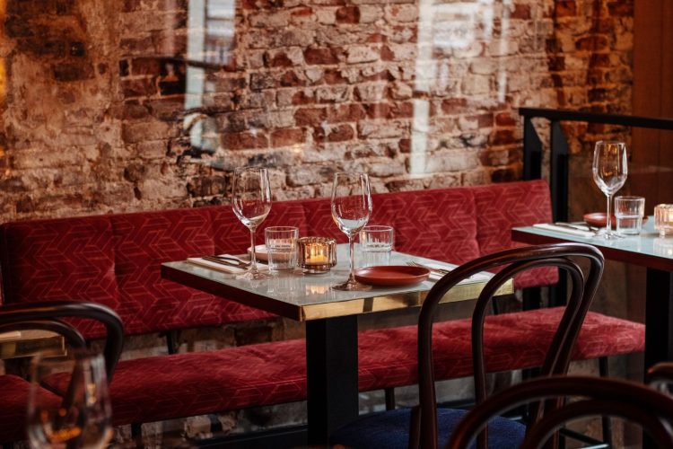 Ingedekte tafel binnen bij Bar Basta