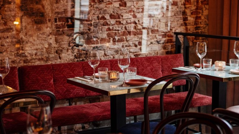 Bar Basta_Portfolio Ingedekte tafel binnen bij Bar Basta